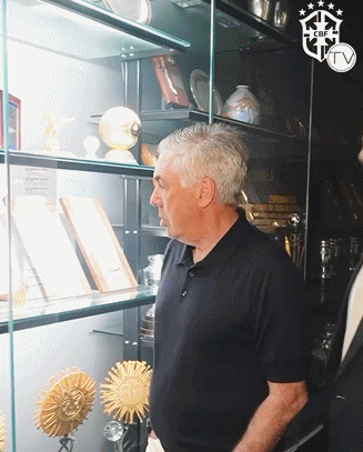 金年会冲击六星!安帅参观巴西博物馆凝视大力神杯,比划再放一座